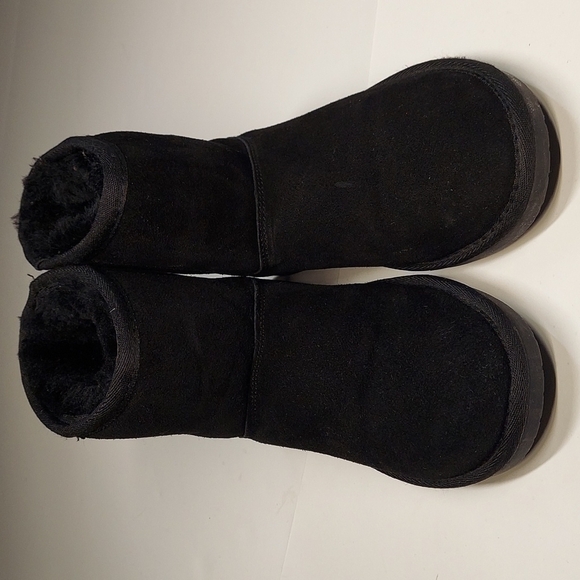 MINNETONKA  Black Leather Sheepskin Lambswool Lined Ankle Boots Size 6 - Picture 1 of 7